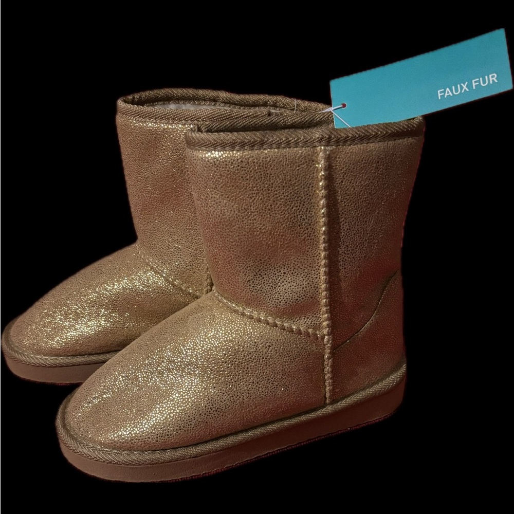 Gold sparkling Ugg style boots 
Kids size 1
New with Tags